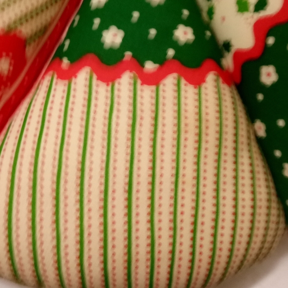 Wreath Handcrafted Christmas Pillow  BEAUTIFUL Floral Check Prints - Picture 8 of 8